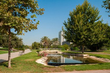 Valencia, İspanya 'da Jardin Turia' da bir Bahçe Turia manzarası. Sakin, dinlenme yeri güzel ağaçlar, tropik çiçekler ve nehirlerle dolu..
