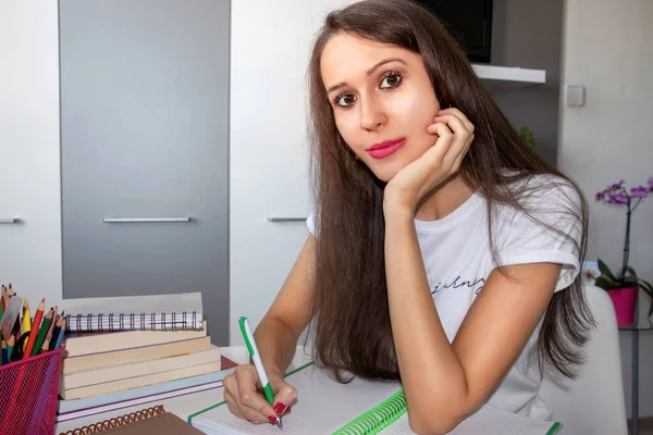 Giovane Studentessa Sorridente Sta Studiando Distanza Casa Scrivere Saggio Libero — Foto Stock