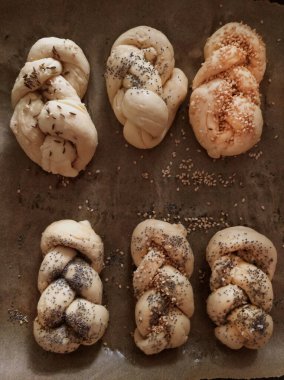 Altı ev yapımı çörek, susamlı, haşhaş soslu ve teneke üzerinde tuz..