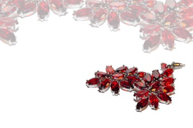 Değerli taşlar ile kırmızı küpe