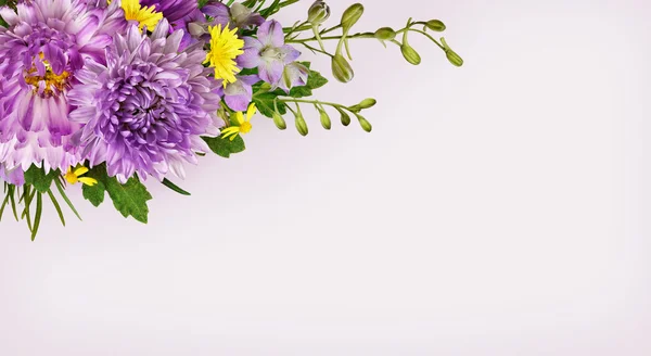Purple and yellow flowers corner arrangement — Stock Photo, Image