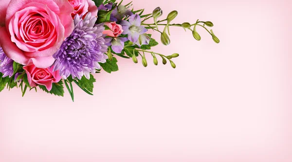 Blommor hörnet på rosa bakgrund — Stockfoto