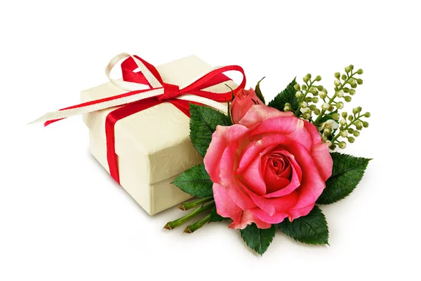 Ροζ τριαντάφυλλο λουλούδι ρύθμιση και ένα δώρο — Φωτογραφία Αρχείου
