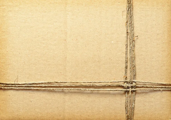 Braune Pappe mit Seil gebunden — Stockfoto