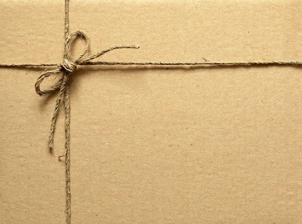 Коричневый картон с веревкой — стоковое фото