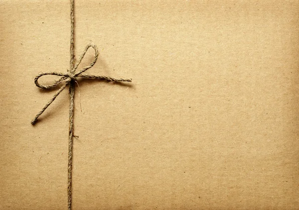 Kartonová krabice s lanem — Stock fotografie