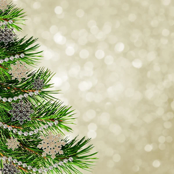 Árbol de Navidad con perlas y copos de nieve — Foto de Stock