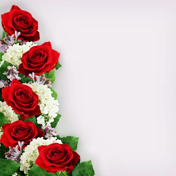 Rose rosse, ortensie e fiori lilla — Foto Stock