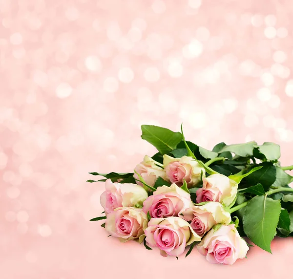 假日背景下新鲜的粉红色玫瑰花束 — 图库照片