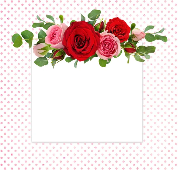 Fiori Rosa Rossi Rosa Con Foglie Eucalipto Una Carta Sfondo — Foto Stock