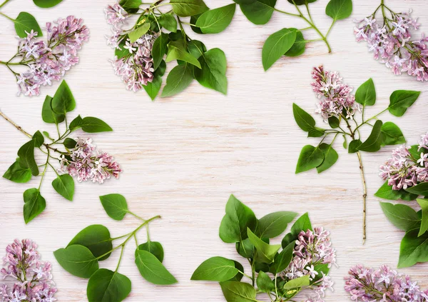 Fleurs Lilas Sur Fond Blanc Bois Pose Plate Vue Dessus — Photo