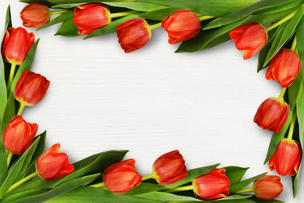 Röda Tulpan Blommor Hörnet Arrangemang Vit Trä Bakgrund Ett Platt — Stockfoto