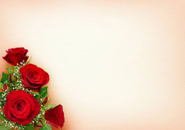 Sistemazione Angolo Con Rose Rosse Fiori Gypsophila Boccioli Sfondo Carta — Foto Stock