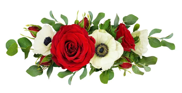 红玫瑰 海葵花和桉树叶呈线状排列 呈白色背景 平躺在床上顶部视图 — 图库照片