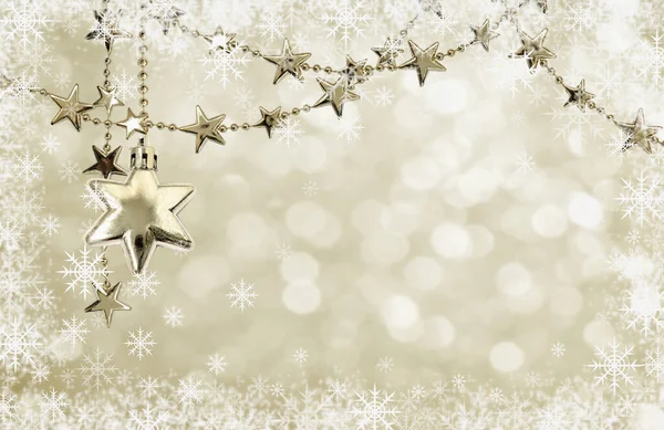 Świąteczne Girlandy Gwiazdami Koralikami Wakacyjnym Tle Śniegu — Zdjęcie stockowe