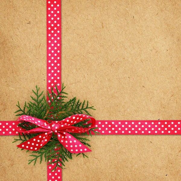 Bastelpapier Mit Fleckseidenband Und Weihnachtskranz Aus Thuja Zweigen Gebunden — Stockfoto