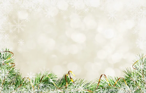 带松枝和圣诞装饰品的冬季背景 — 图库照片