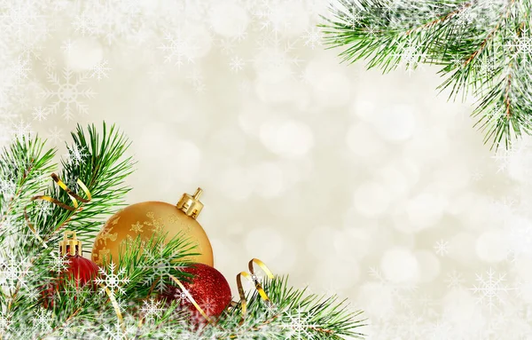 带松枝和圣诞装饰品的冬季背景 — 图库照片#
