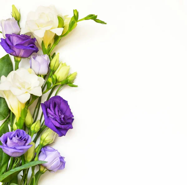 Blommor Arrangemang Vit Bakgrund Ett Platt Ligg Ovanifrån — Stockfoto