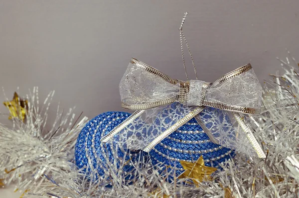 Palline di Natale blu e fili di lame — Foto Stock