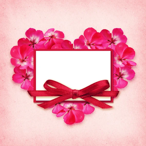 Coração de flor e um cartão — Fotografia de Stock