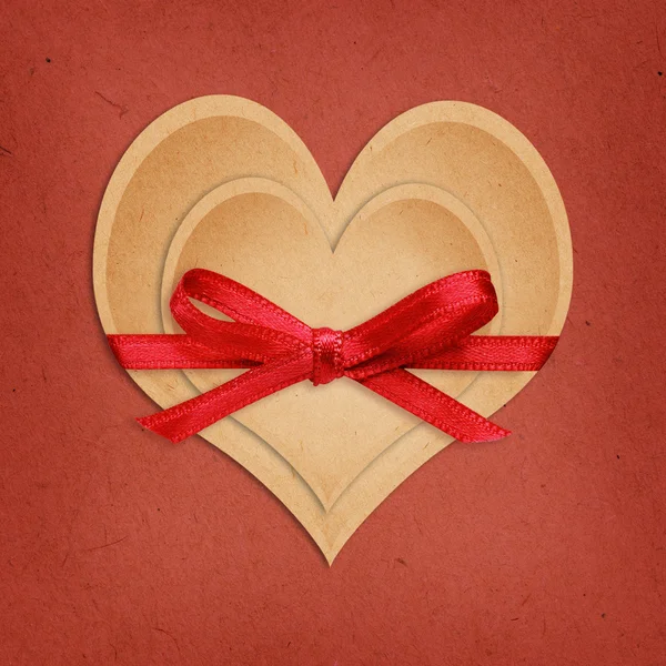 Coeurs en papier artisanal attachés avec ruban — Photo