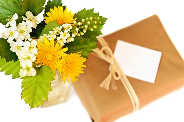 Pequeño regalo y ramo de flores silvestres — Foto de Stock