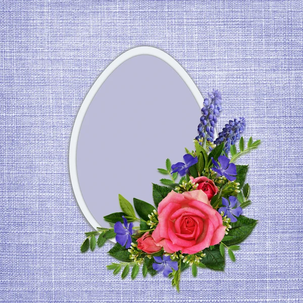 Rose en wilde bloemen boeket met Easter egg — Stockfoto