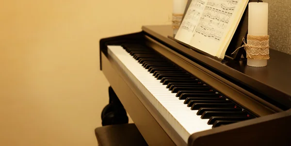 Elektrikli piyano evde — Stok fotoğraf