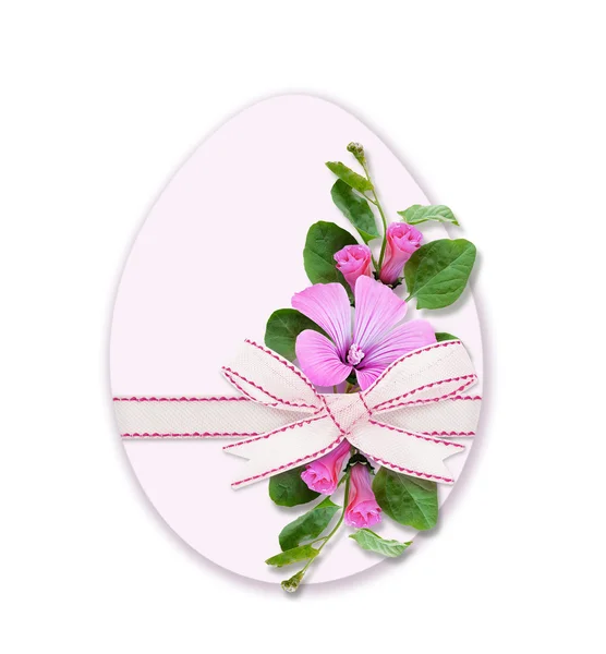 Osterei, Schleife und Bindweed-Blumen — Stockfoto