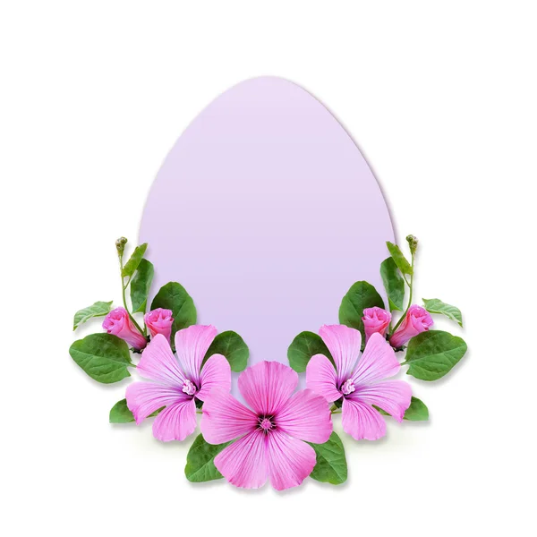 Bemalte Eier und Bindweed-Blumen — Stockfoto