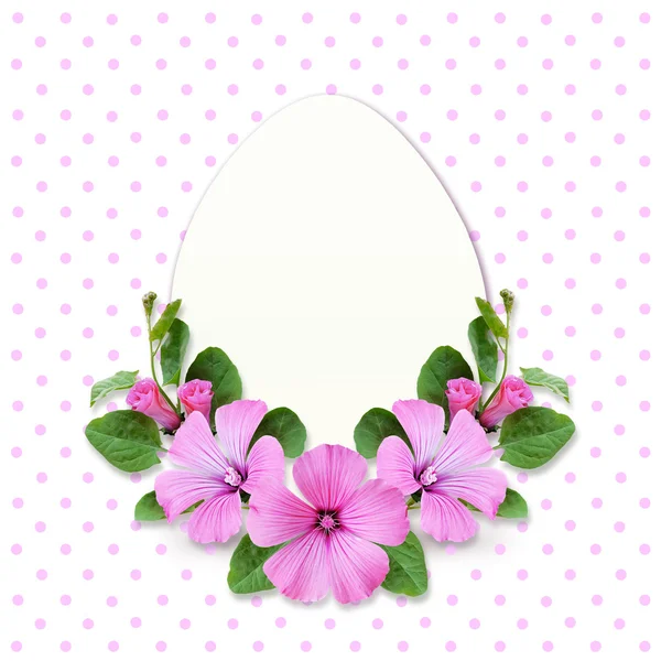 Osterei und Bindweed-Blumen — Stockfoto