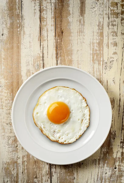 Huevo frito en plato blanco —  Fotos de Stock