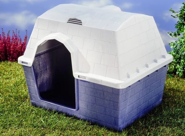 Dog house in the garden — Stock Photo, Image