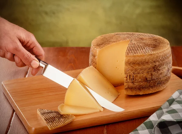 Manchego peynir kesme — Stok fotoğraf