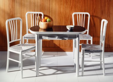 Mutfak mobilya ahşap duvar ile