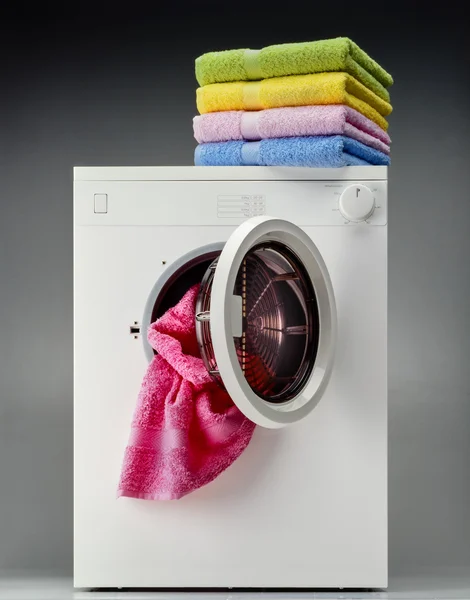 Havlu ile çamaşır makinesi — Stok fotoğraf