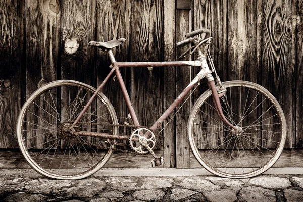 Oude fiets sepia afbeelding — Stockfoto