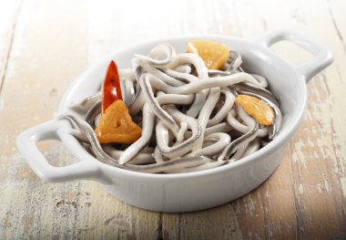 Sarımsak soslu yapay elvers