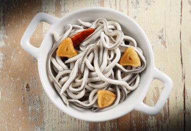 Sarımsak soslu yapay elvers