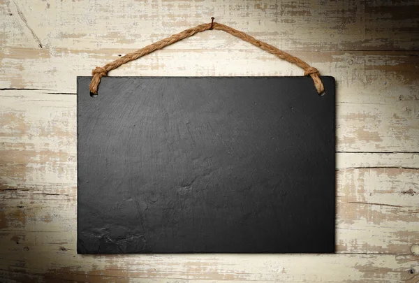 Чорний сланцевий вивіска на старій стіні — стокове фото