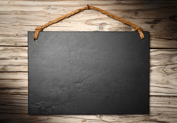 черный шифер вывеска на старой стене
