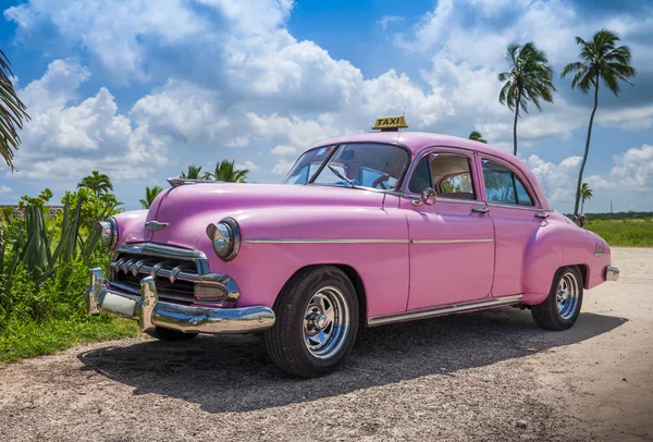 Coche clásico cubano rosa — Foto de Stock