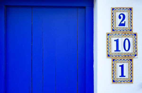 白い壁に数字が書かれた地中海の青い扉 — ストック写真