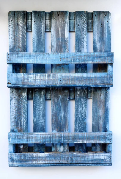 Prateleiras Paletes Vintage Azul Penduradas Parede Branca — Fotografia de Stock