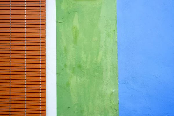 青と緑の壁にオレンジのブラインド 色のテクスチャの背景 — ストック写真