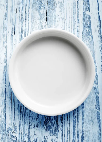 Пустое Белое Блюдо Старом Голубом Столе — стоковое фото