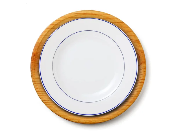 丸みを帯びた木のテーブルの上の空の白い料理 — ストック写真