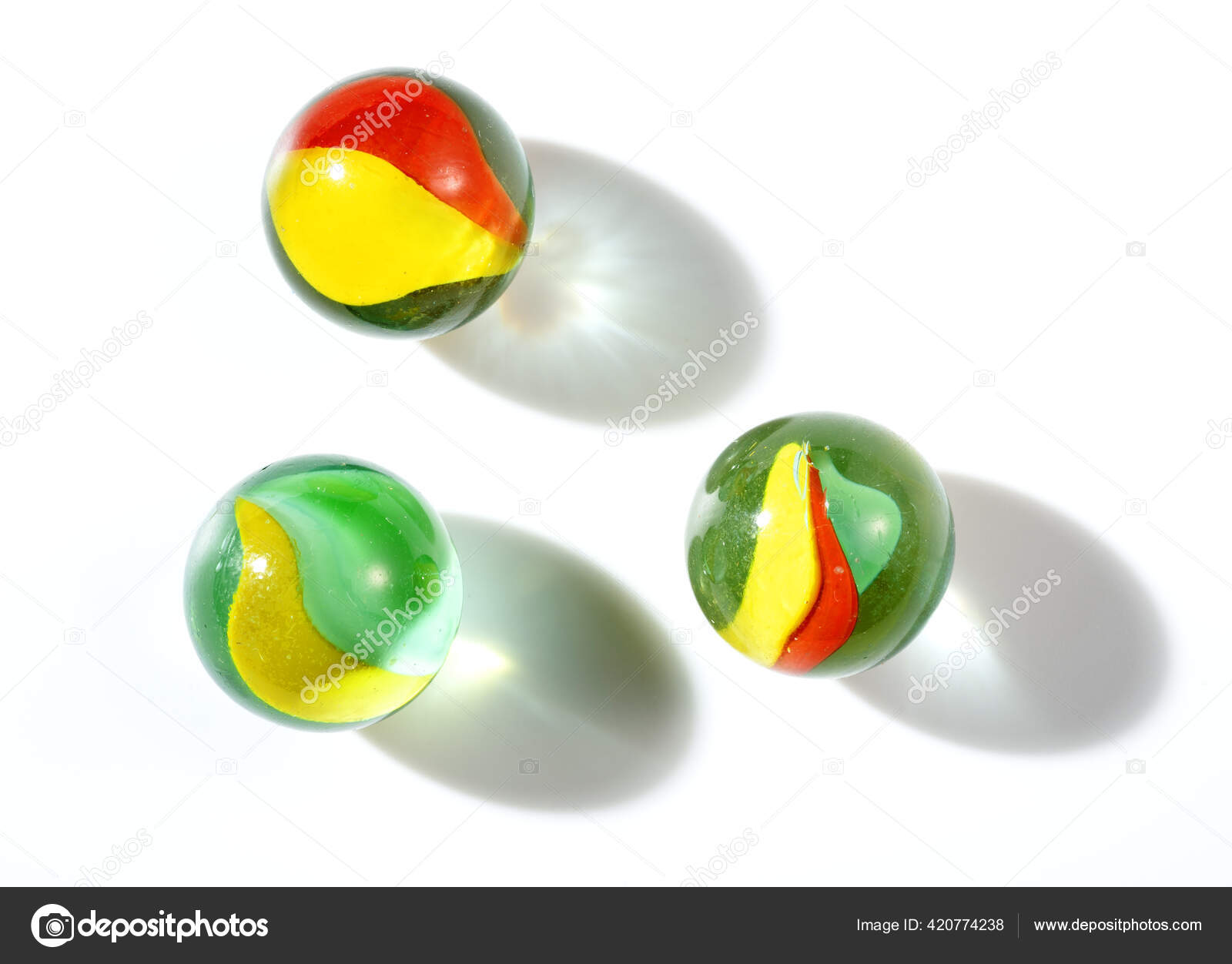 Tres Coloridas Canicas Cristal Para Jugar Sobre Fondo Blanco: fotografía de  stock © estudiosaavedra #420774238