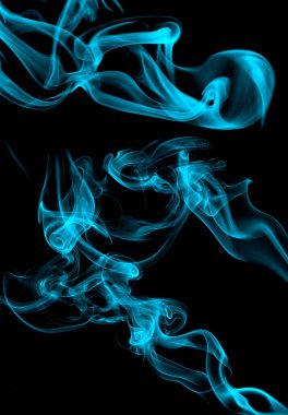 Siyah arkaplanda mavi dumanın soyut görüntüsü